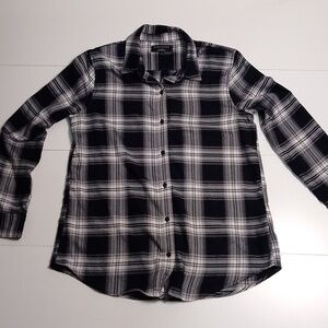 Banana republic woman  M plaid button down shirt boyfriend fit.light and soft